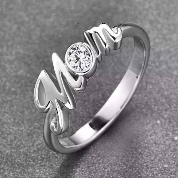 Jewelry - Sterling Silver 'Mom' Ring